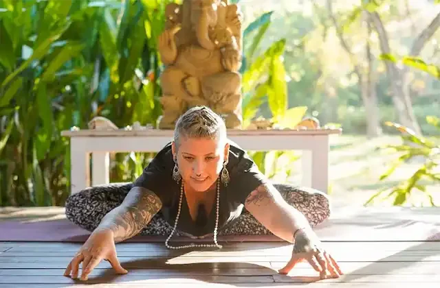 Hybrid yoga teacher training by Frik-Shuhn Yoga with online modules and retreat immersion