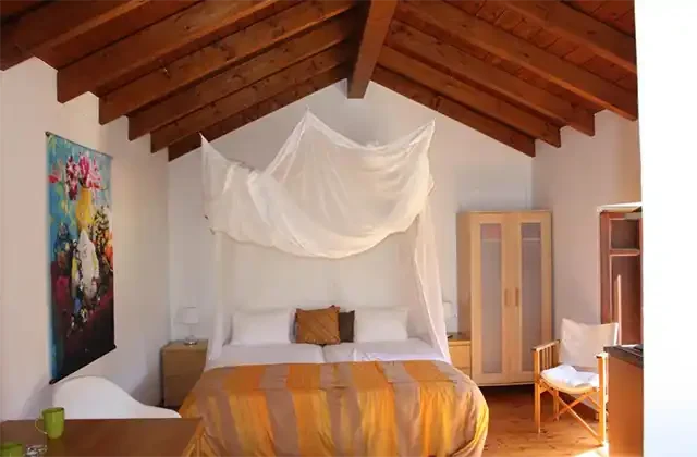 Single sharing room accommodation for yoga retreat in Portugal